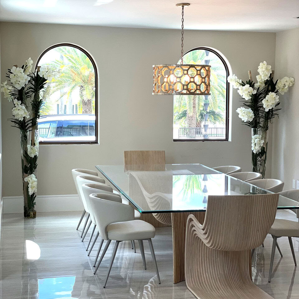 Orchidées Vanda et bois flotté à l'intérieur d'un cylindre en verre