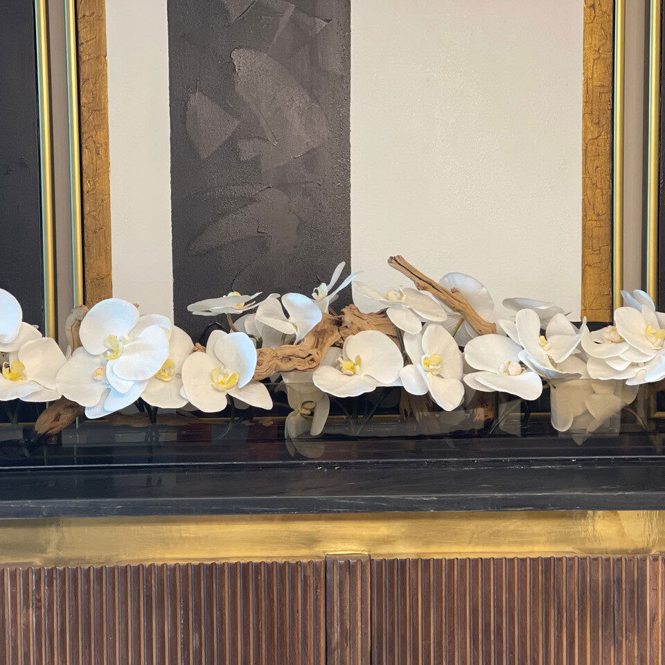 Jardinière en verre teinté noir Casa Moderna 48″ avec orchidées Phalaenopsis blanches