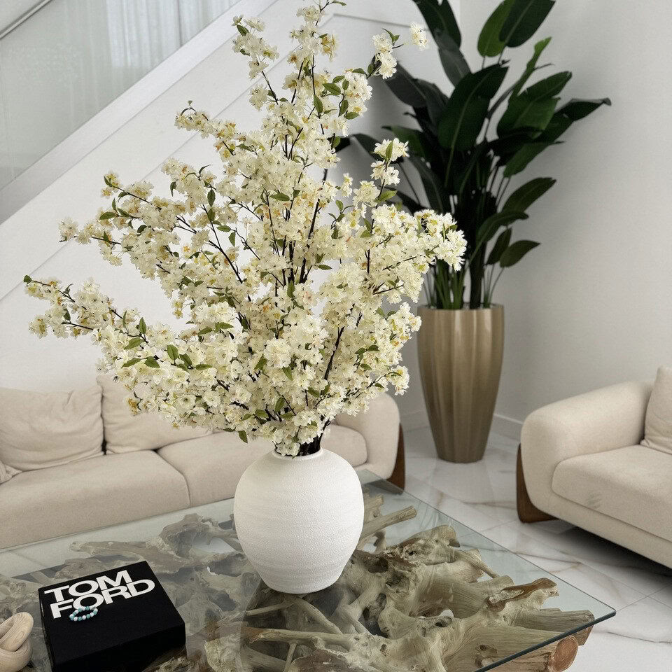 Vase Konos avec fleurs de cerisier