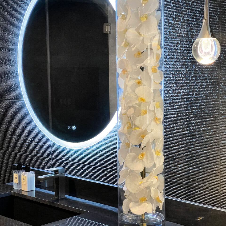 Cylindre En Verre Avec Orchidées Phalaenopsis Blanches