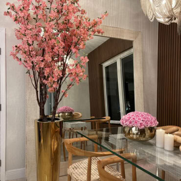 Cerisier en fleurs dans un grand pot doré