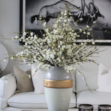 Vase Déesse avec Branches de Fleurs de Cerisier
