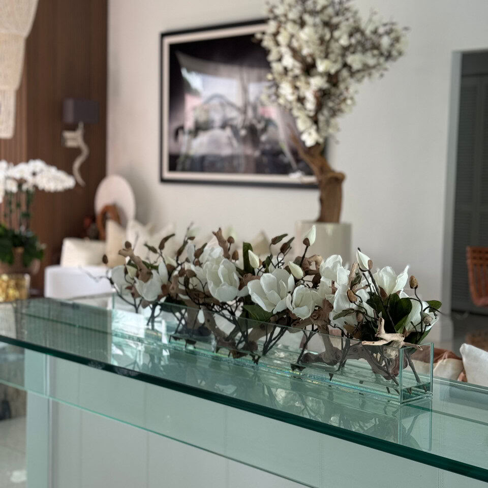 Jardinière en plaque de verre Casa Moderna 36″ avec magnolias blancs