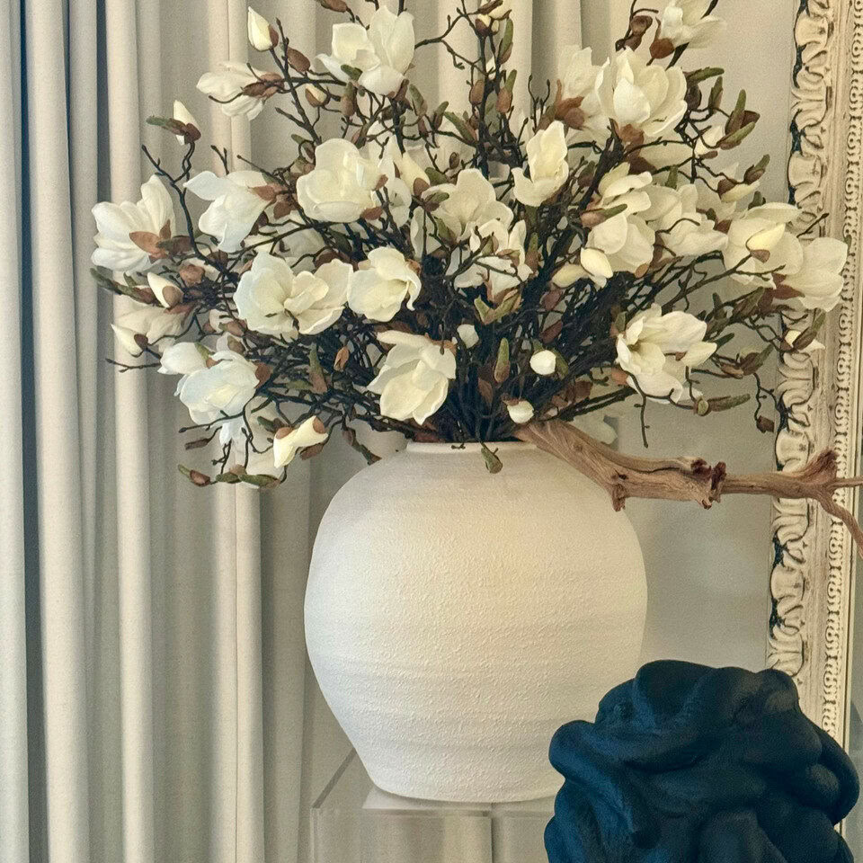 Vase Konos avec Magnolias Blancs