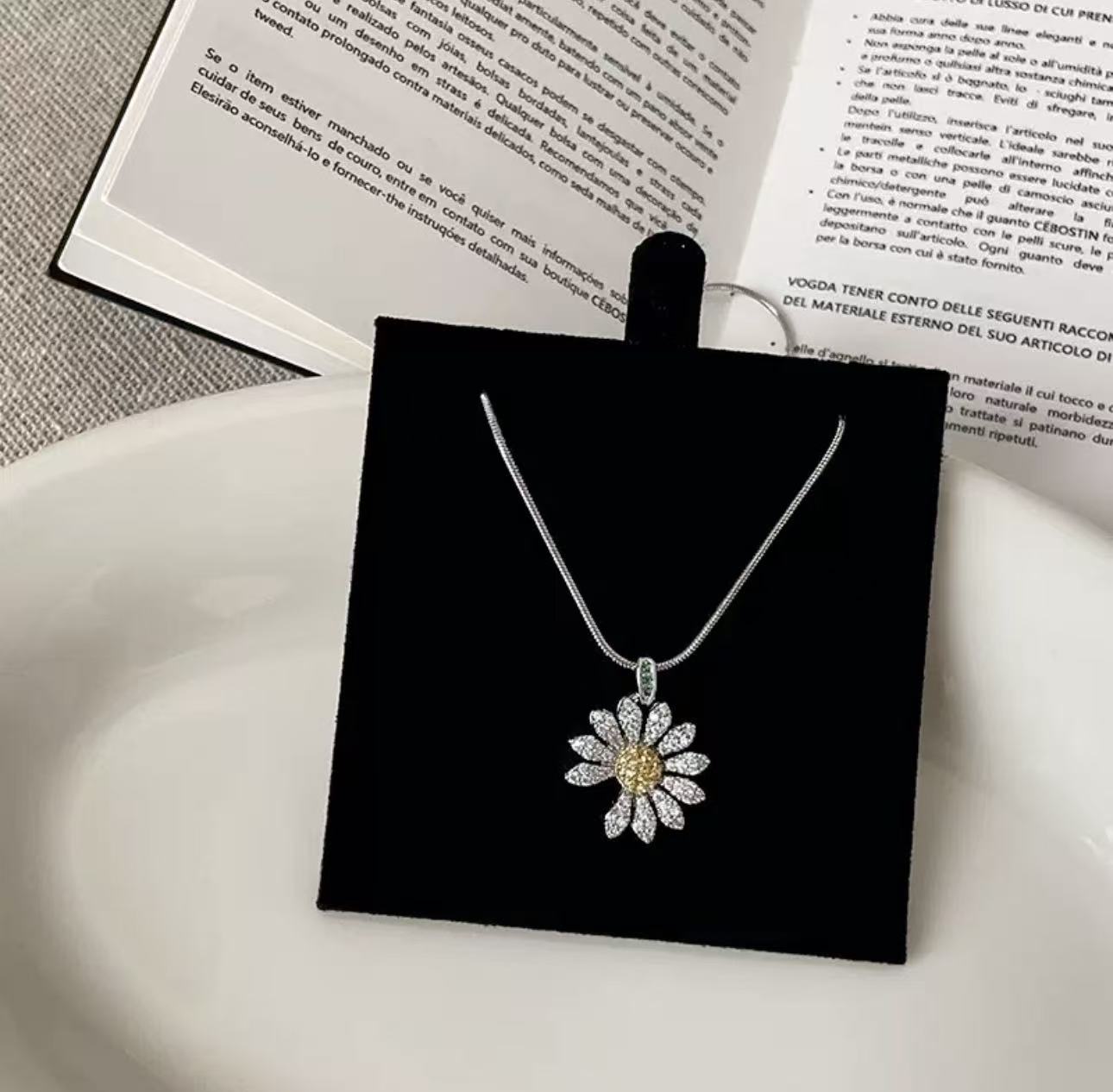 GD Style Petal Daisy Zircon High-End Necklace • Unisex • Minimalist Luxury • Fresh Clavicle Chain