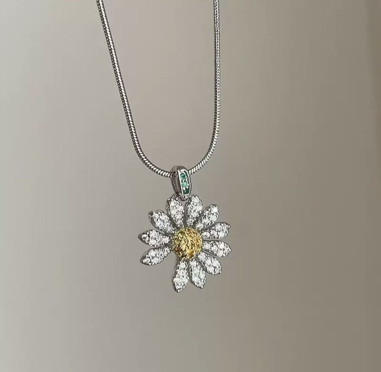 GD Style Petal Daisy Zircon High-End Necklace • Unisex • Minimalist Luxury • Fresh Clavicle Chain