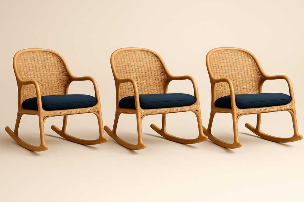 Set di 3 sedie a dondolo in rattan con cuscino blu