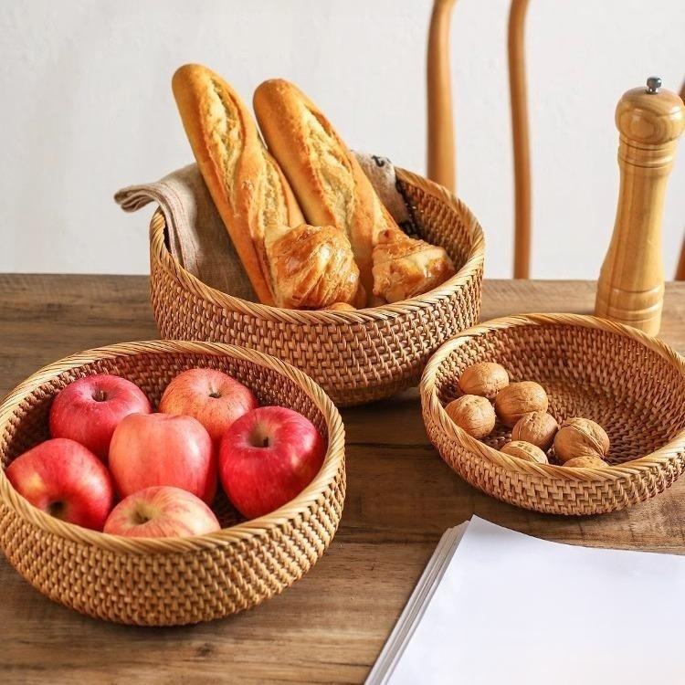 Canasta de frutas con enredaderas de otoño