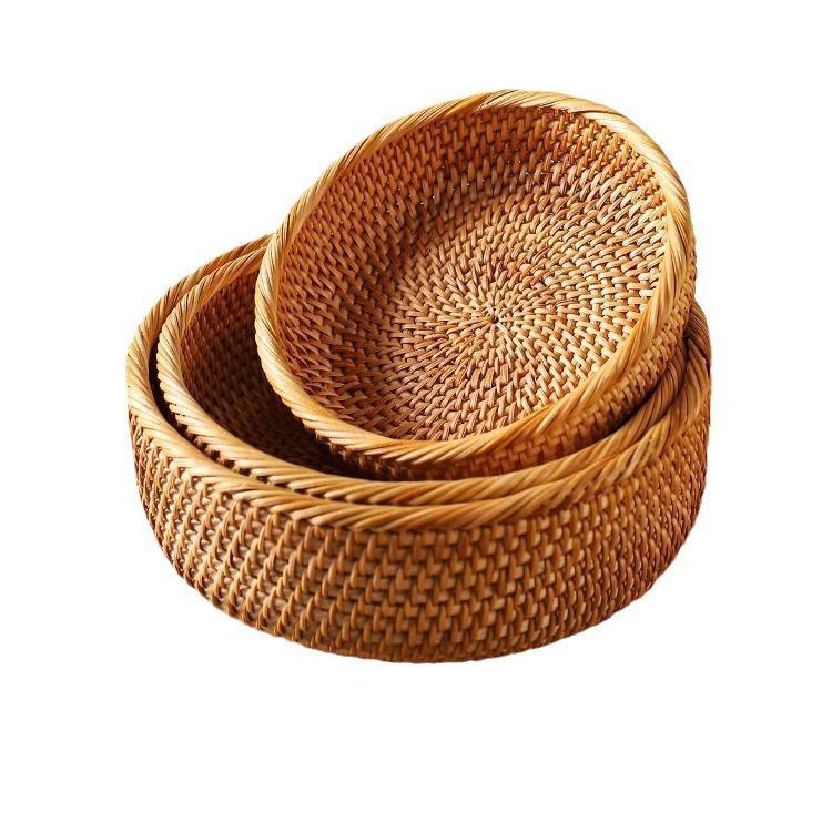 Canasta de frutas con enredaderas de otoño