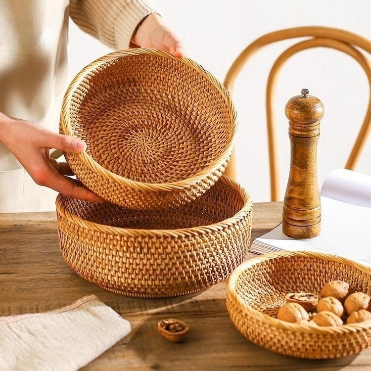 Canasta de frutas con enredaderas de otoño