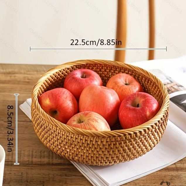 Canasta de frutas con enredaderas de otoño