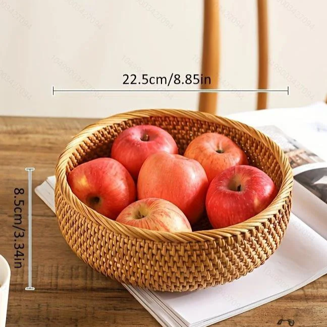 Canasta de frutas con enredaderas de otoño