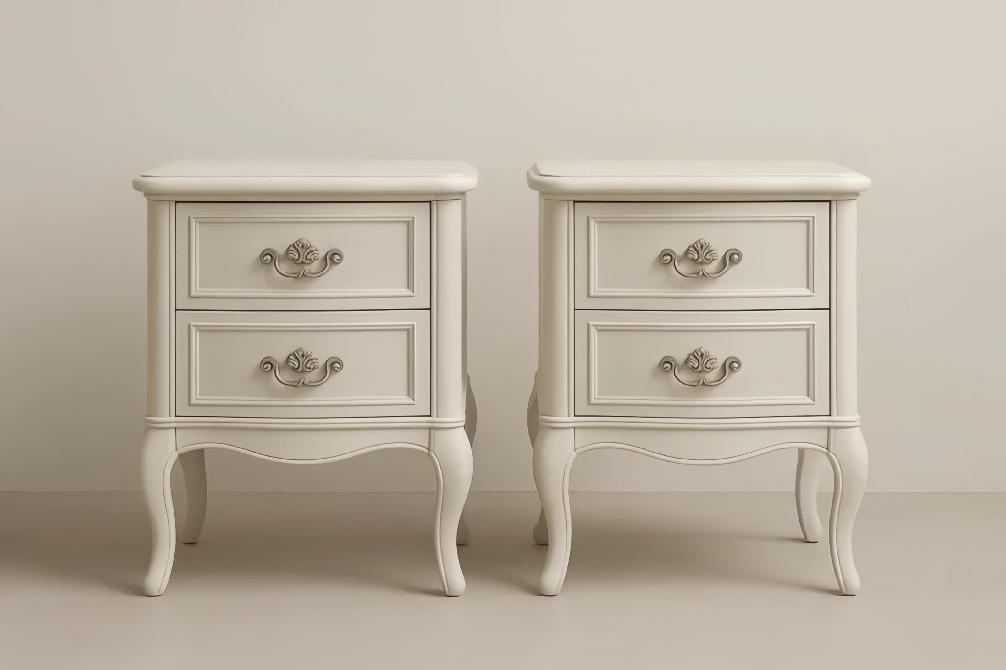 Lot de 2 tables de nuit 50x40x60 cm en pin massif blanc cassé avec 2 tiroirs et poignées en alliage de zinc