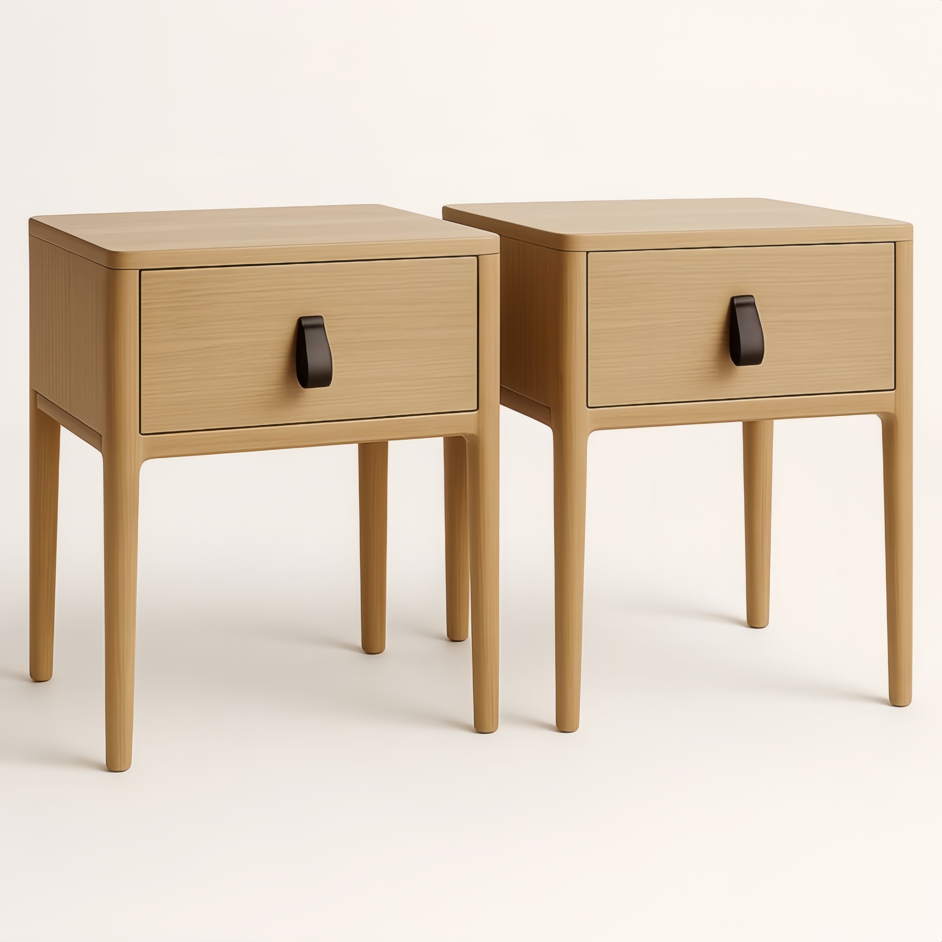 Paire de tables de chevet en bois clair avec tiroir et poignée noire