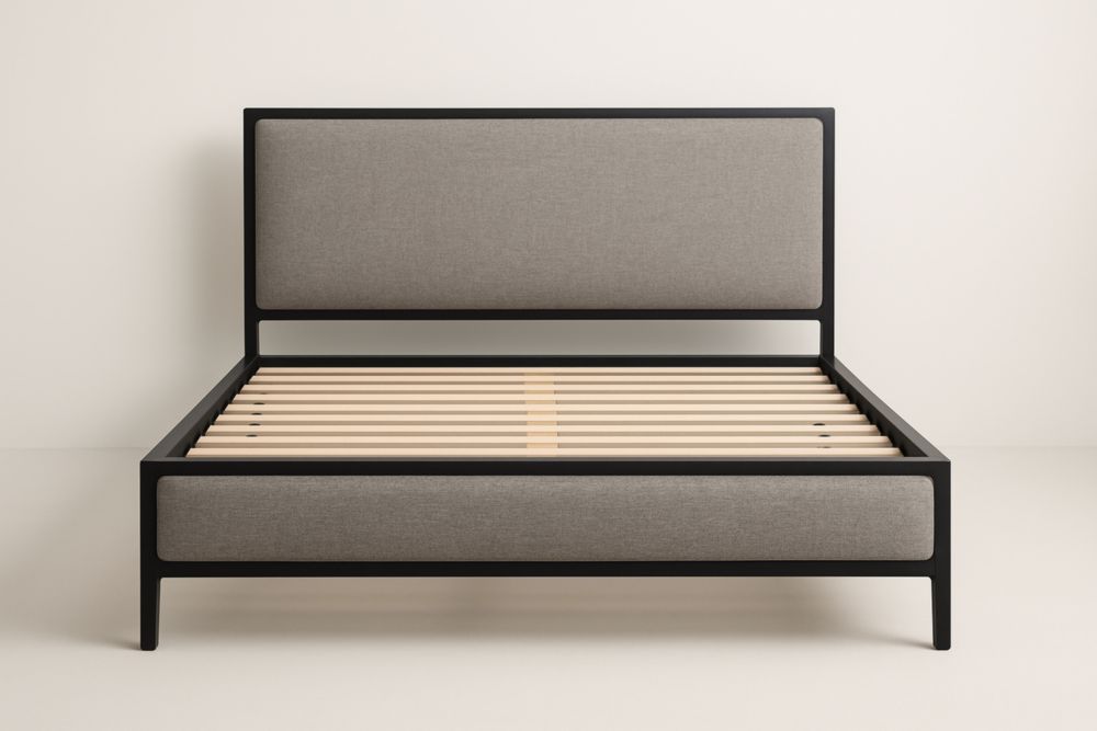 Letto matrimoniale con struttura in metallo nero e tessuto grigio