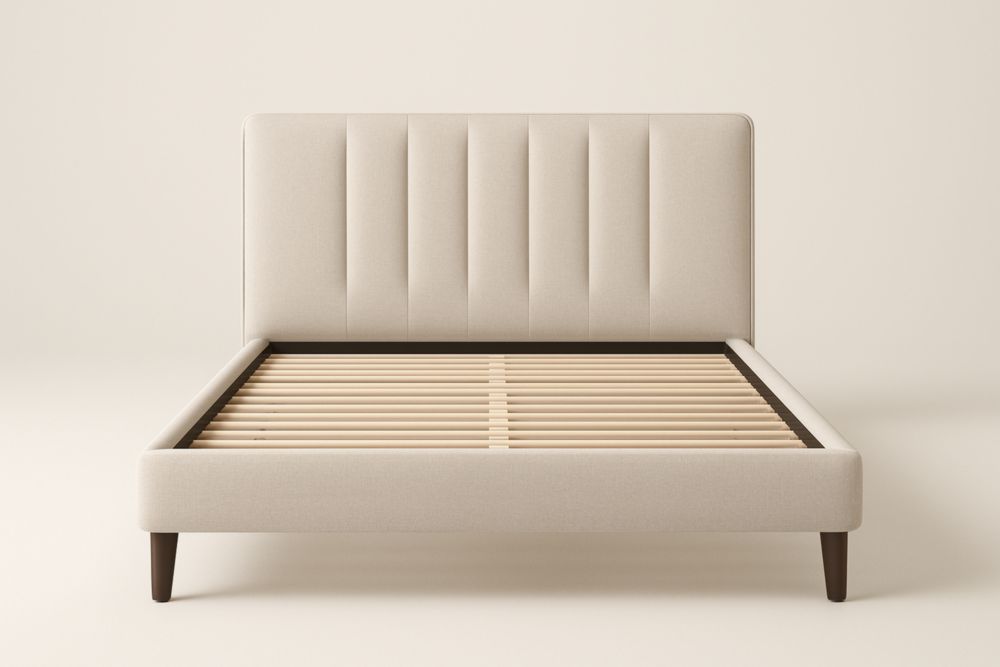 Letto matrimoniale in tessuto beige con testiera imbottita e struttura in legno