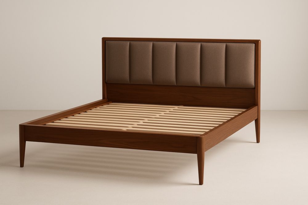 Letto matrimoniale in legno con testiera imbottita in tessuto marrone