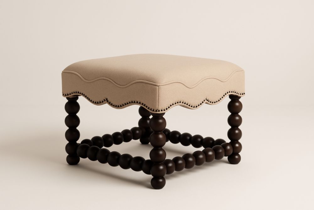 Poggiapiedi in tessuto beige con gambe in legno scuro