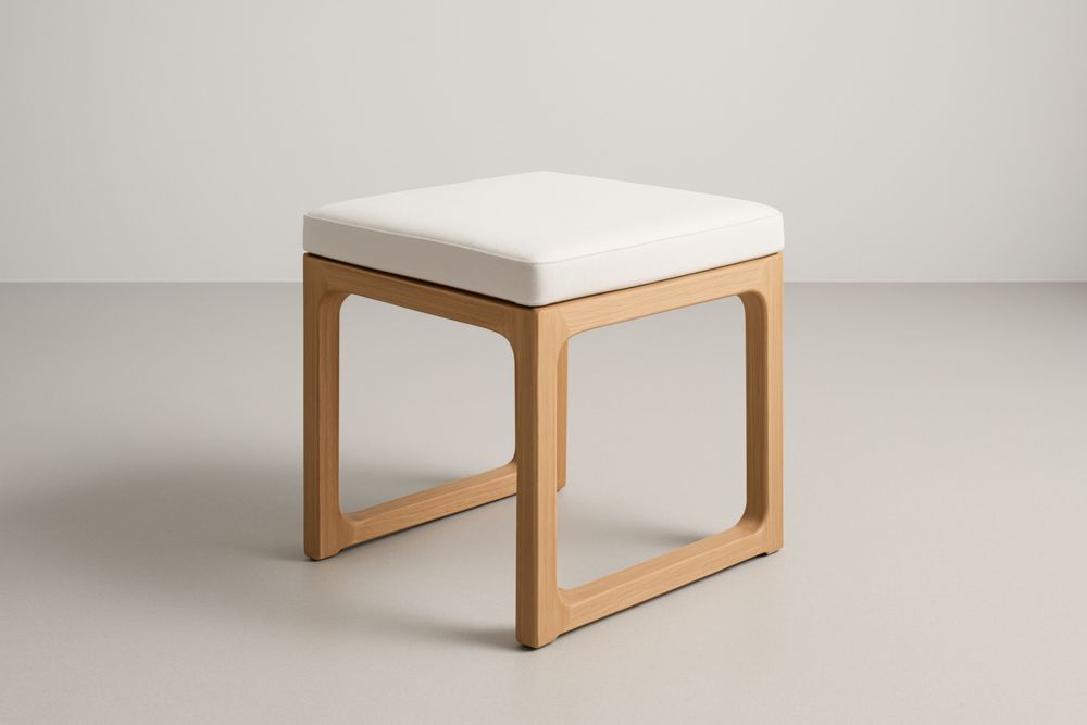 Poggiapiedi chiaro con seduta in tessuto bianco