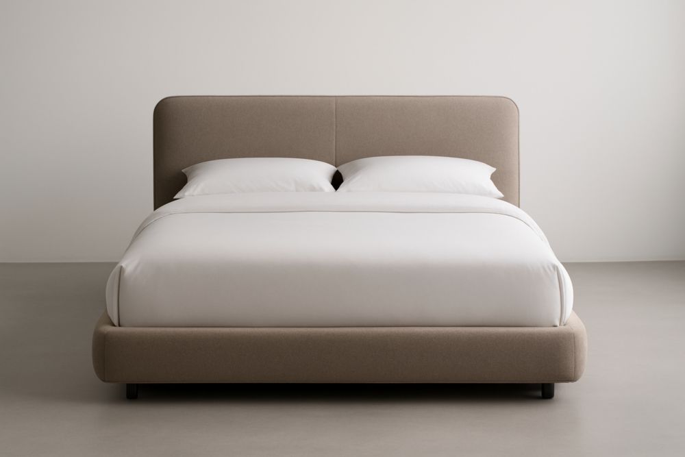 Letto matrimoniale in tessuto beige con struttura in legno massello