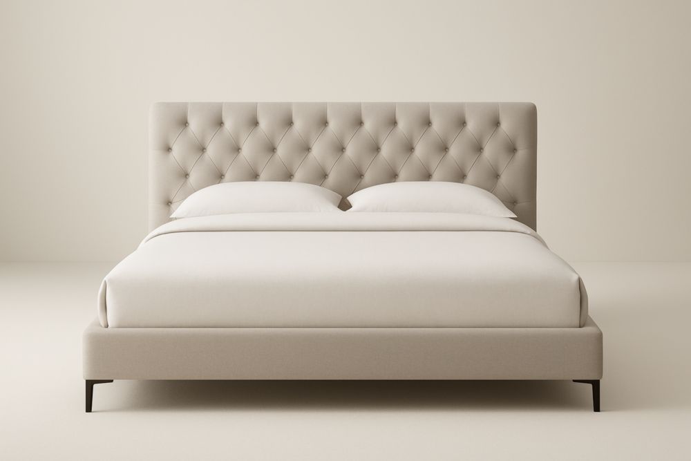 Letto matrimoniale in tessuto beige con testiera trapuntata