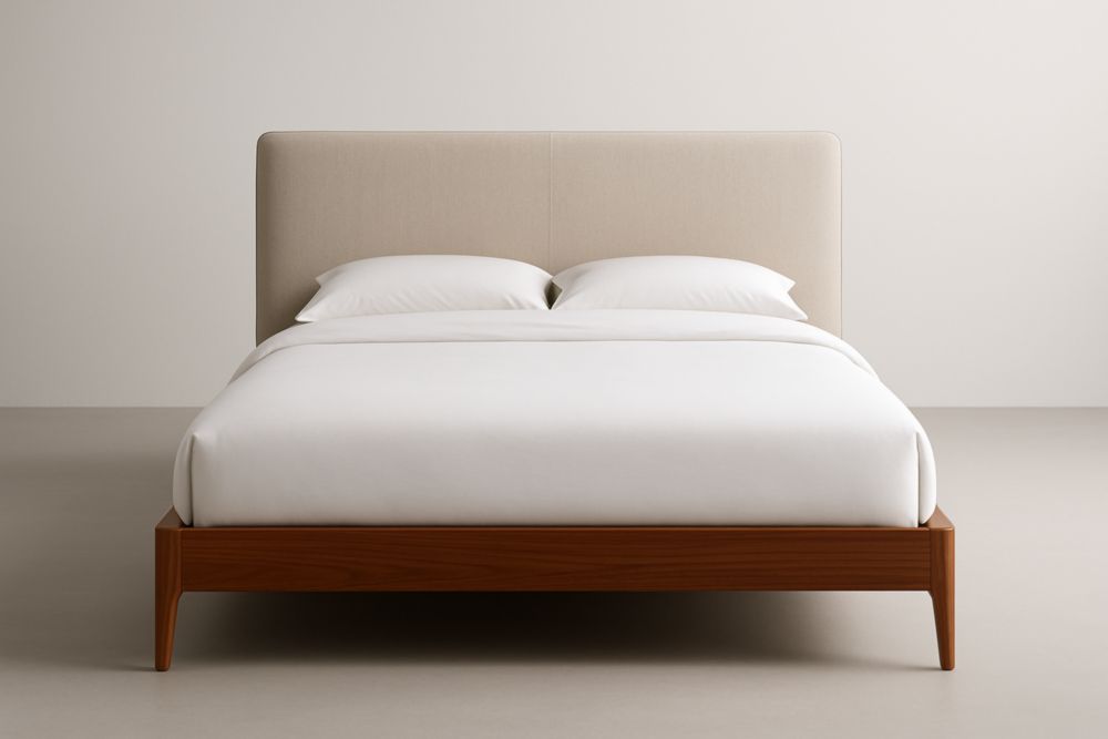 Letto matrimoniale in legno massello con testiera imbottita in tessuto beige