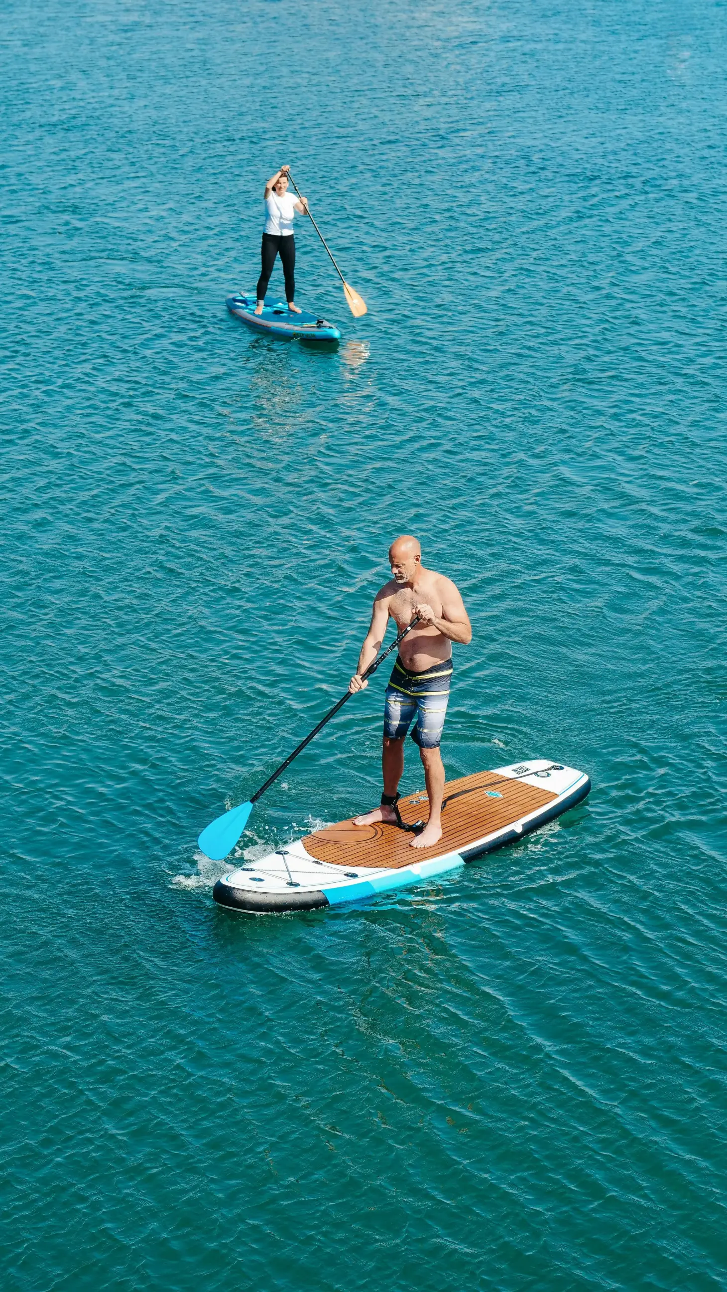 {"default":"inflatable paddle board on ocean, stand up paddle boarding lifestyle, water sports activity"}
