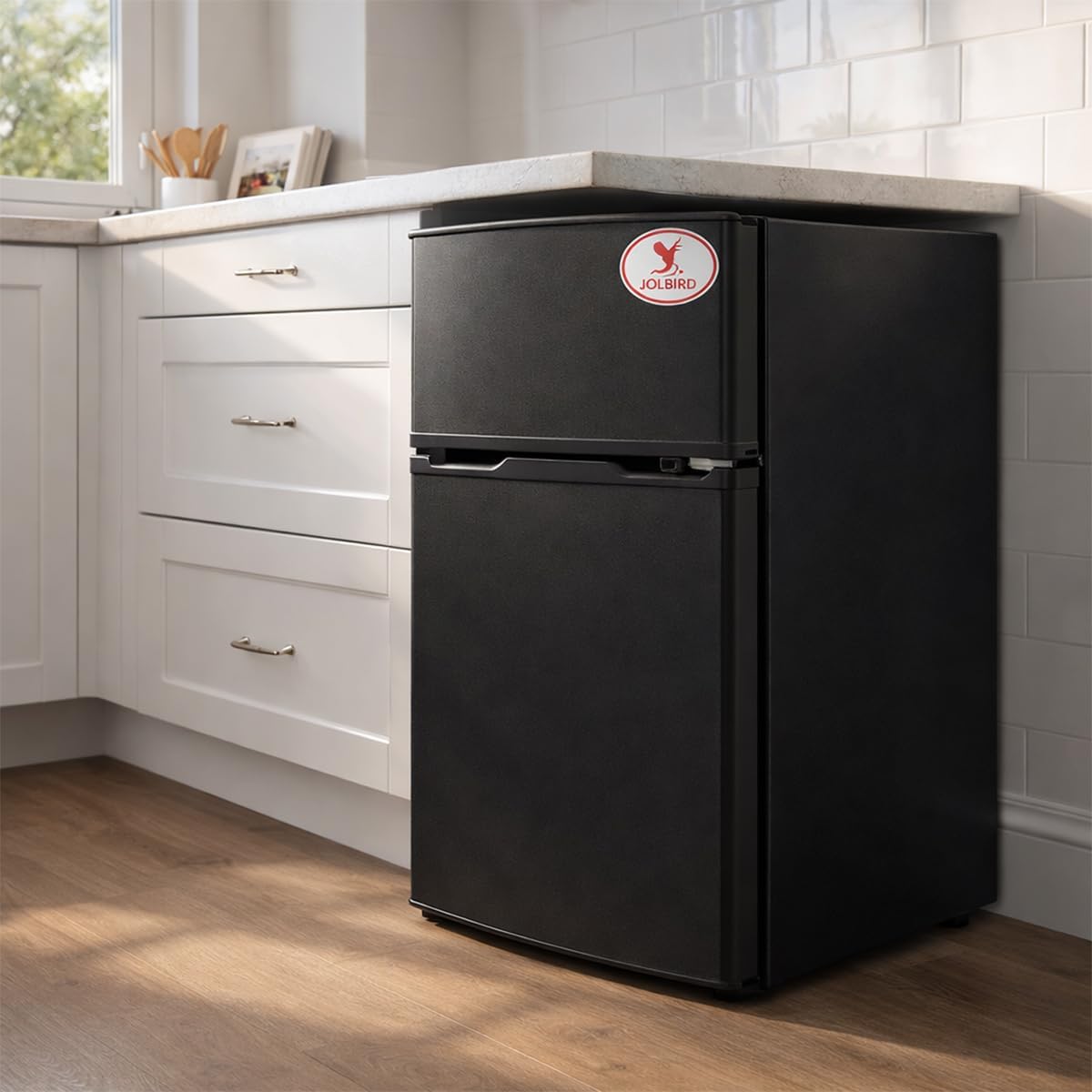 JOLBIRD Frigobar Minibar 80L con Congelador Compacto Silencioso Temperatura Ajustable Bajo Consumo 110V Ideal para Oficina Recámara Hotel y Negocio Enfriador de Bebidas y Alimentos (Negro)