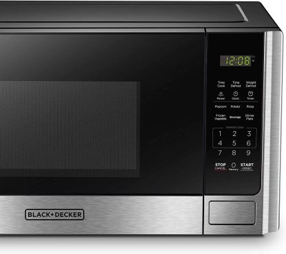 BLACK+DECKER EM720CB7 - Horno de microondas digital con puerta giratoria con botón pulsador, cerradura de seguridad infantil, 700 W, acero inoxidable, 0.7 pies cúbicos