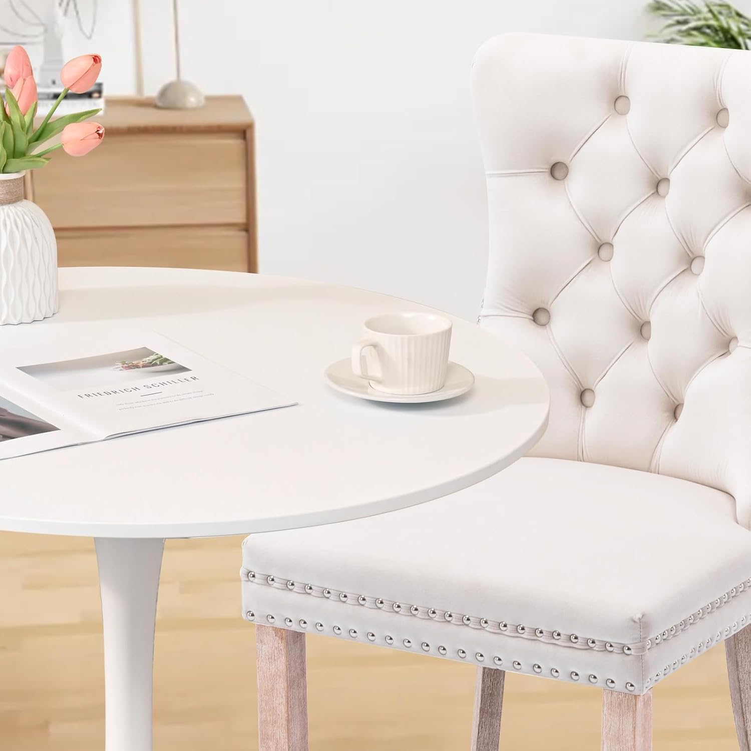 Juego de 6 sillas de comedor tapizadas de piel, estilo moderno, con ribete de cabeza de clavo y pata de madera, anillo de metal para comedor y sala de estar (blanco y negro, juego de 6)
