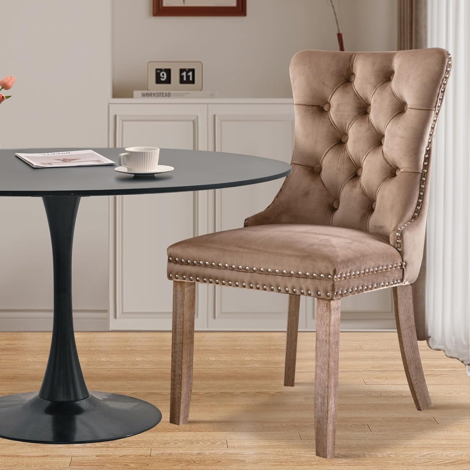 Juego de 6 sillas de comedor tapizadas de piel, estilo moderno, con ribete de cabeza de clavo y pata de madera, anillo de metal para comedor y sala de estar (blanco y negro, juego de 6)