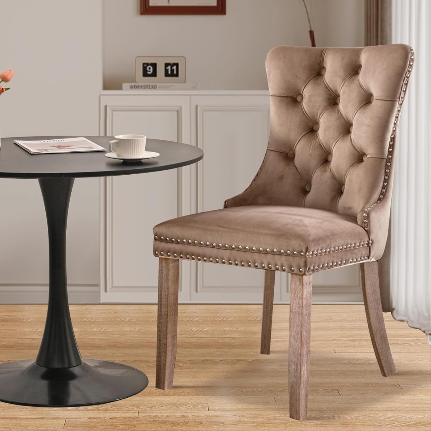 Juego de 6 sillas de comedor tapizadas de piel, estilo moderno, con ribete de cabeza de clavo y pata de madera, anillo de metal para comedor y sala de estar (blanco y negro, juego de 6)