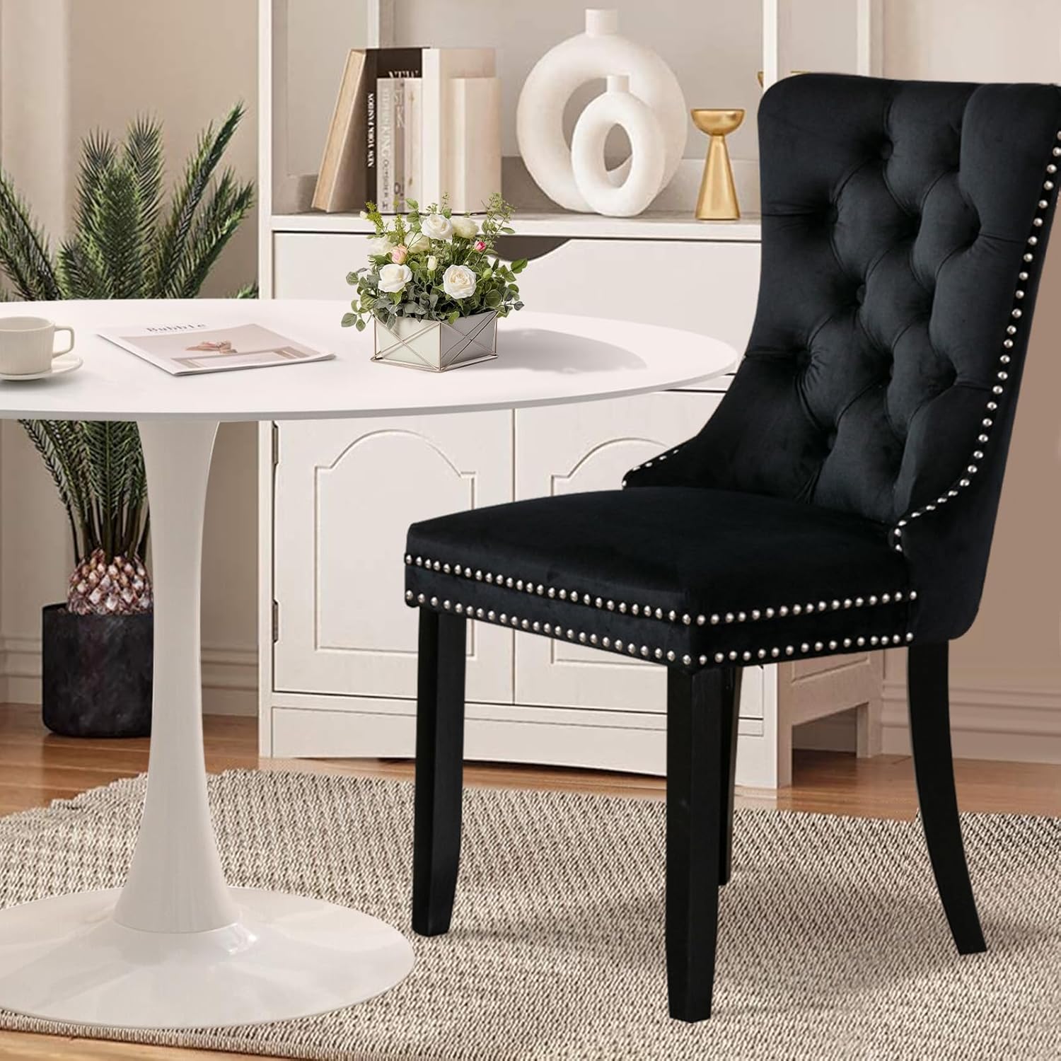 Juego de 6 sillas de comedor tapizadas de piel, estilo moderno, con ribete de cabeza de clavo y pata de madera, anillo de metal para comedor y sala de estar (blanco y negro, juego de 6)