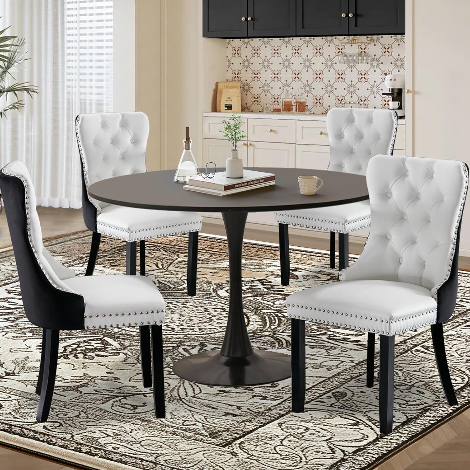 Juego de 6 sillas de comedor tapizadas de piel, estilo moderno, con ribete de cabeza de clavo y pata de madera, anillo de metal para comedor y sala de estar (blanco y negro, juego de 6)