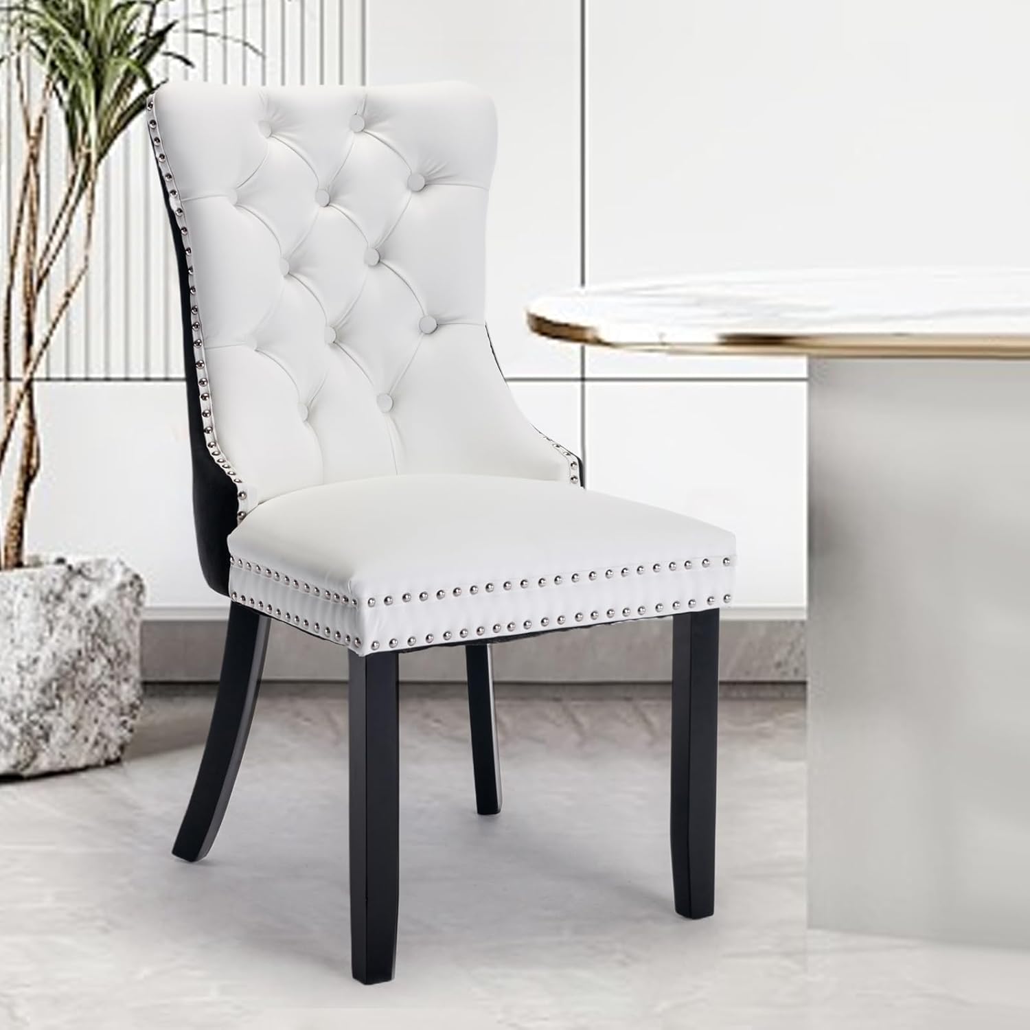 Juego de 6 sillas de comedor tapizadas de piel, estilo moderno, con ribete de cabeza de clavo y pata de madera, anillo de metal para comedor y sala de estar (blanco y negro, juego de 6)