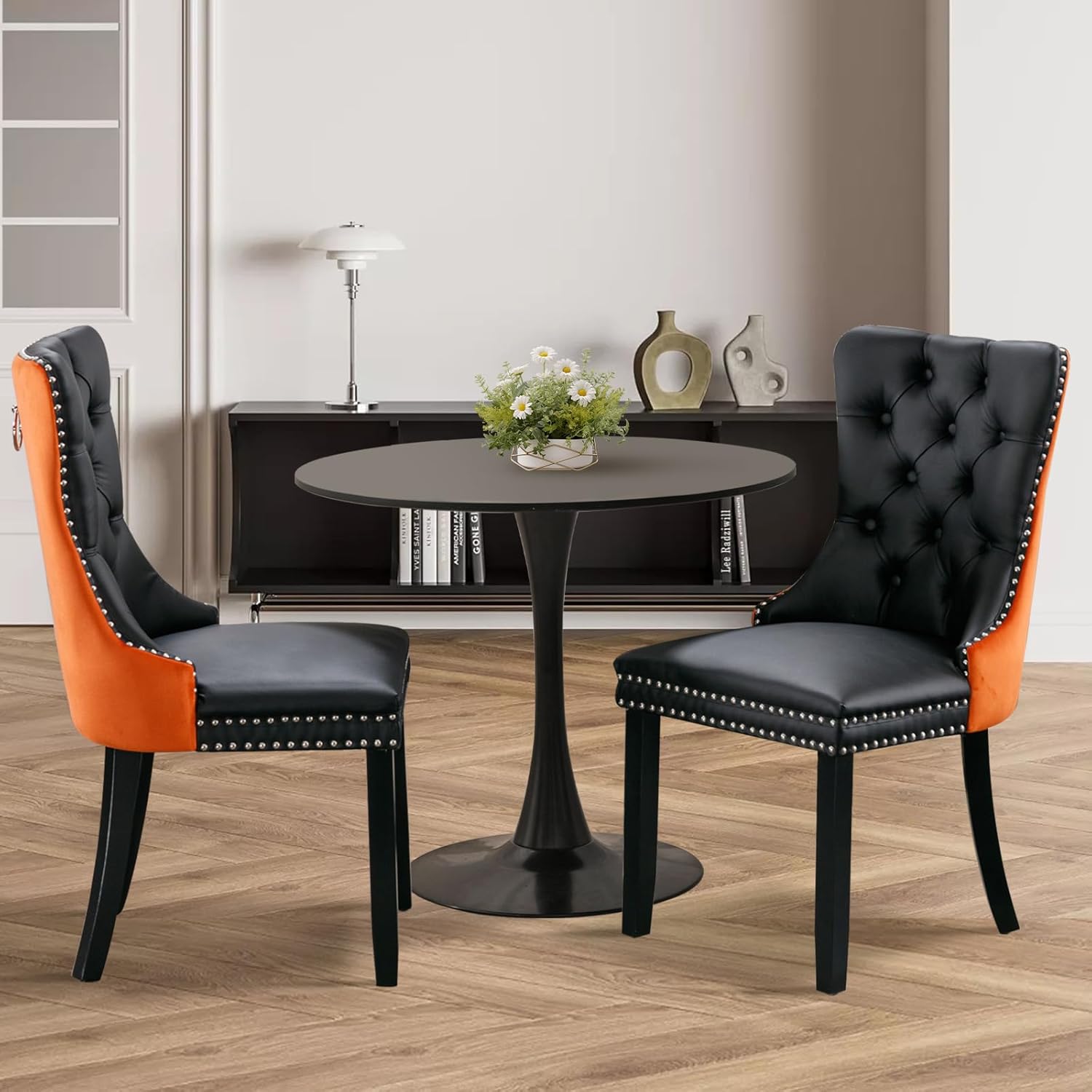 Juego de 6 sillas de comedor tapizadas de piel, estilo moderno, con ribete de cabeza de clavo y pata de madera, anillo de metal para comedor y sala de estar (blanco y negro, juego de 6)