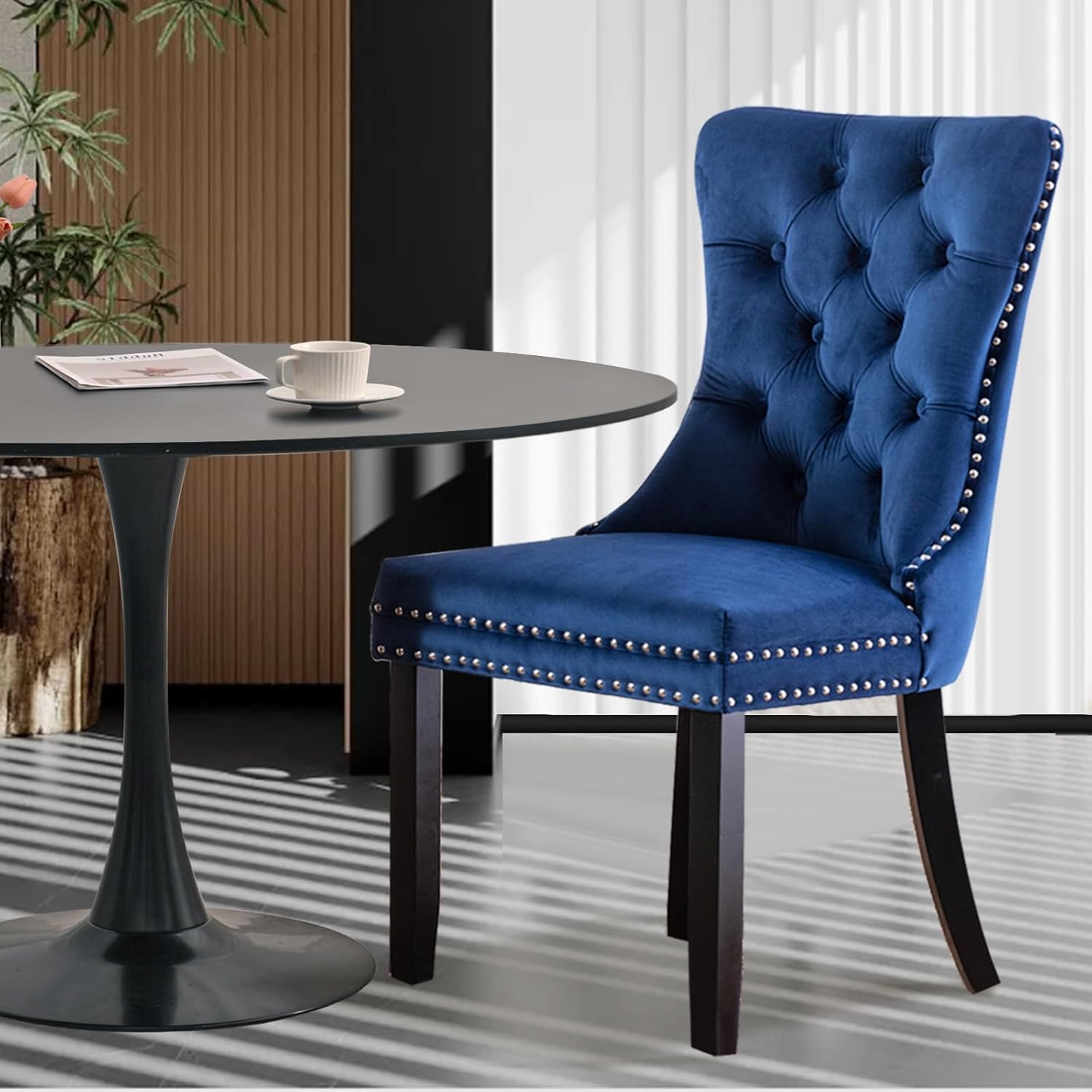 Juego de 6 sillas de comedor tapizadas de piel, estilo moderno, con ribete de cabeza de clavo y pata de madera, anillo de metal para comedor y sala de estar (blanco y negro, juego de 6)