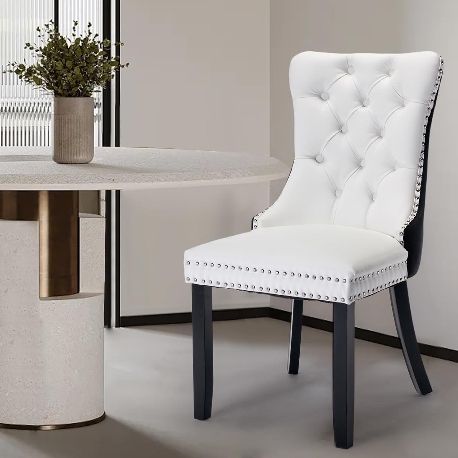 Juego de 6 sillas de comedor tapizadas de piel, estilo moderno, con ribete de cabeza de clavo y pata de madera, anillo de metal para comedor y sala de estar (blanco y negro, juego de 6)