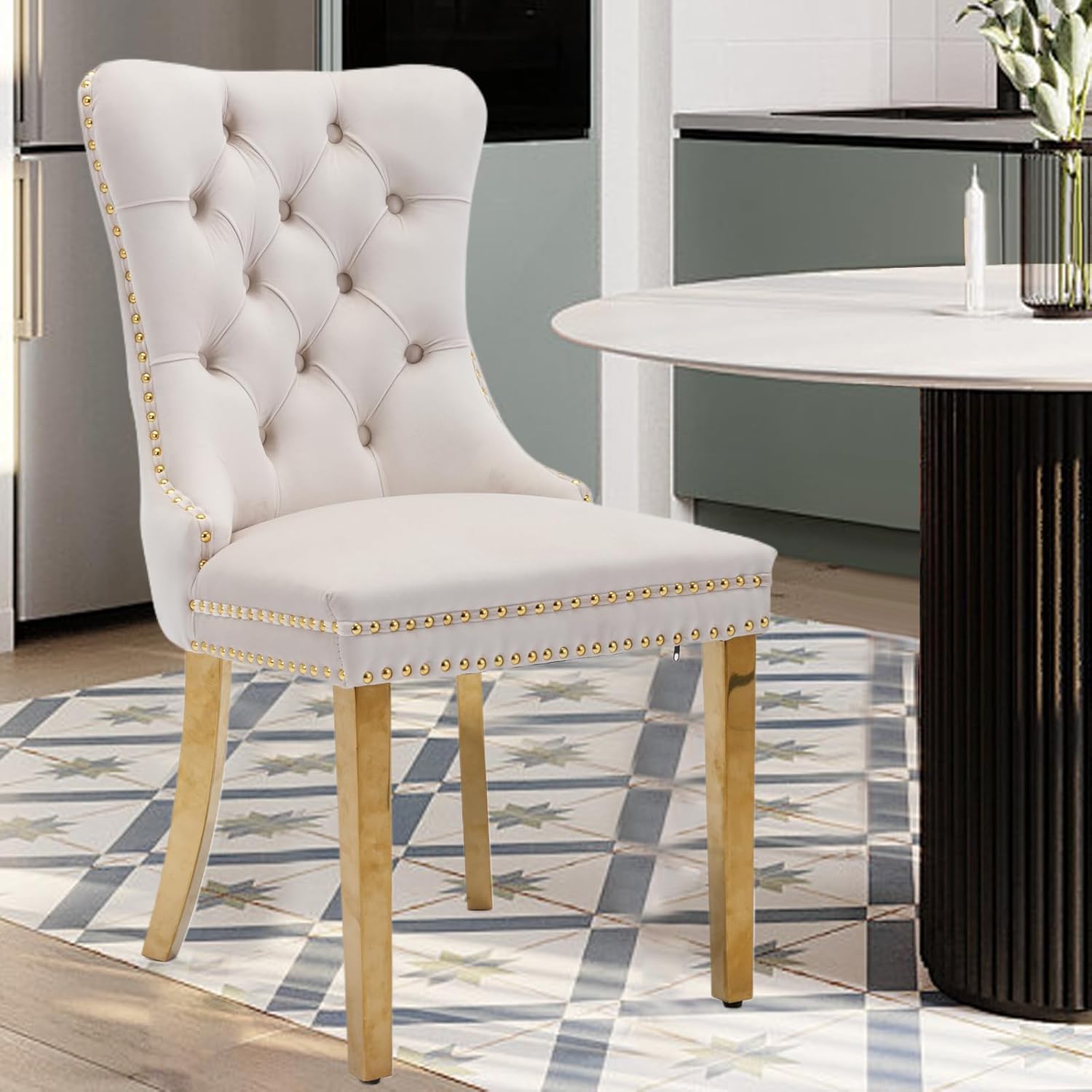 Juego de 6 sillas de comedor tapizadas de piel, estilo moderno, con ribete de cabeza de clavo y pata de madera, anillo de metal para comedor y sala de estar (blanco y negro, juego de 6)