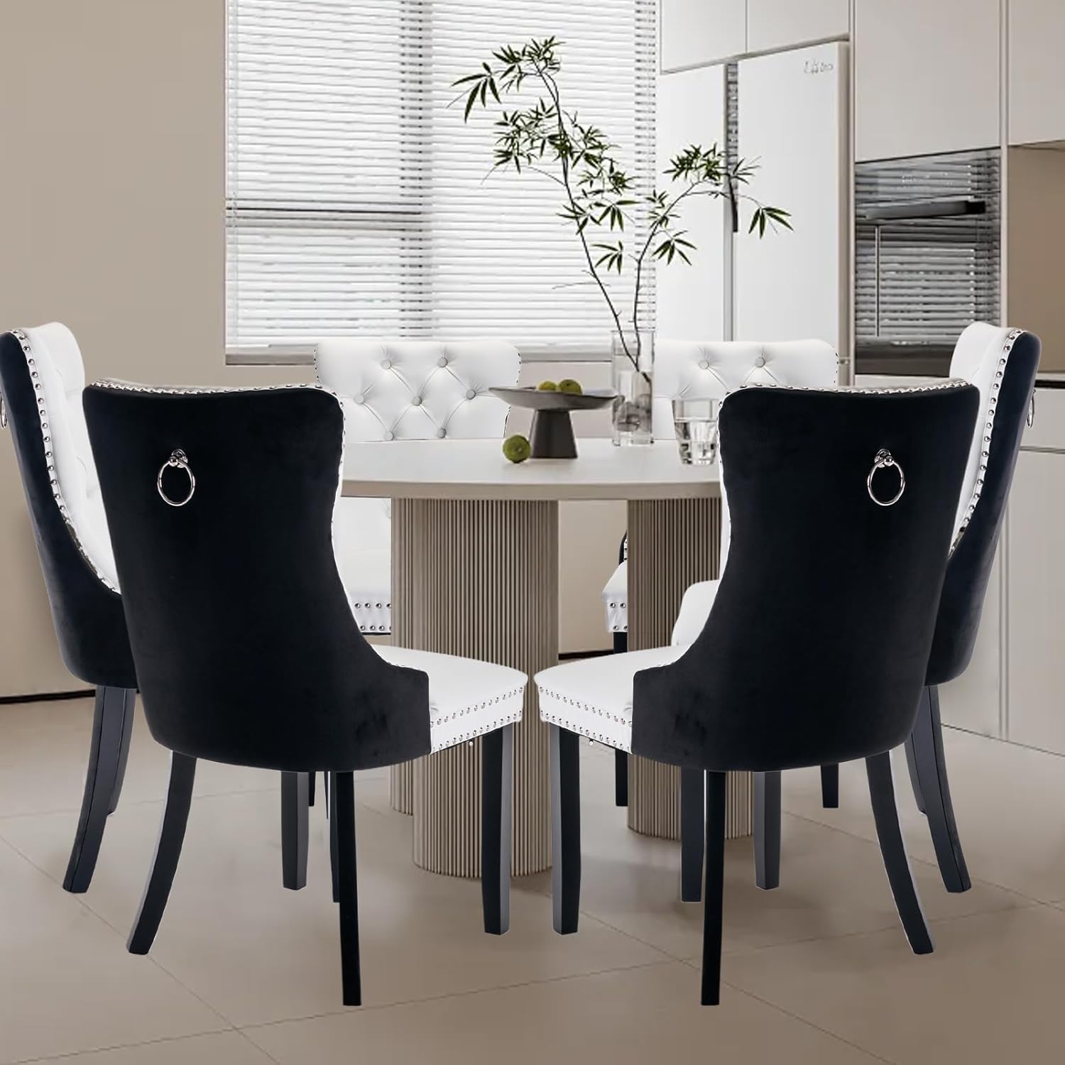 Juego de 6 sillas de comedor tapizadas de piel, estilo moderno, con ribete de cabeza de clavo y pata de madera, anillo de metal para comedor y sala de estar (blanco y negro, juego de 6)