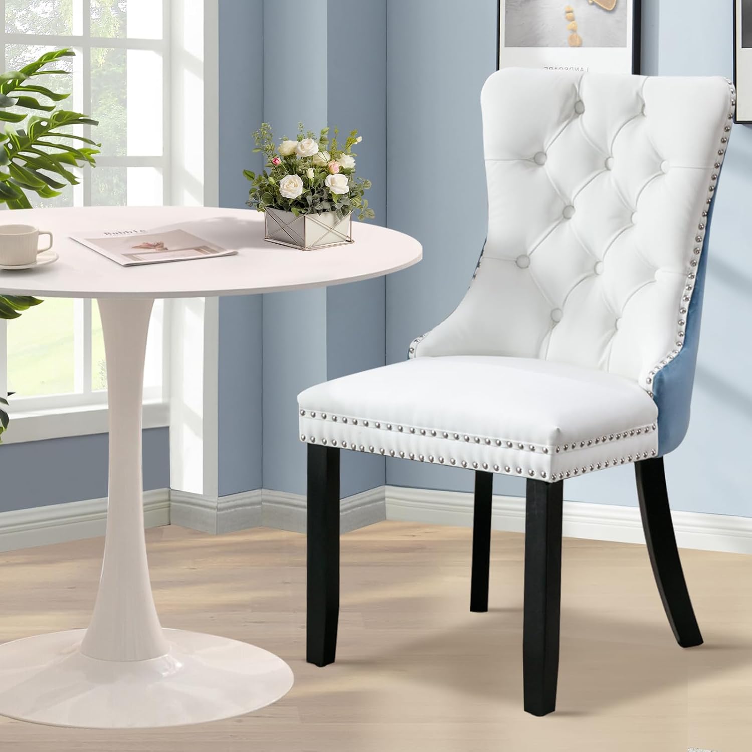 Juego de 6 sillas de comedor tapizadas de piel, estilo moderno, con ribete de cabeza de clavo y pata de madera, anillo de metal para comedor y sala de estar (blanco y negro, juego de 6)
