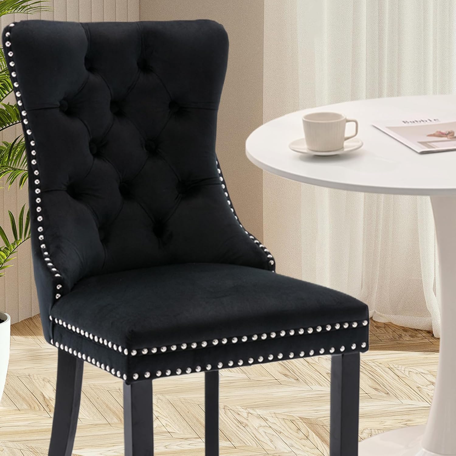 Juego de 6 sillas de comedor tapizadas de piel, estilo moderno, con ribete de cabeza de clavo y pata de madera, anillo de metal para comedor y sala de estar (blanco y negro, juego de 6)