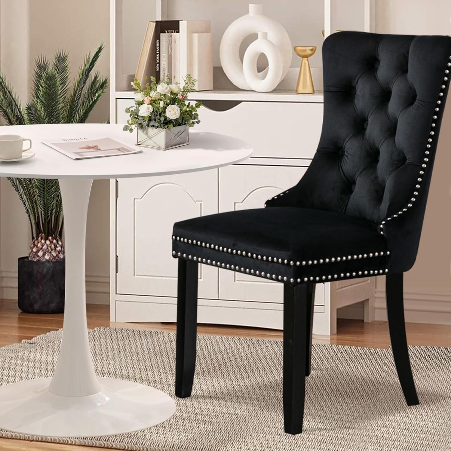 Juego de 6 sillas de comedor tapizadas de piel, estilo moderno, con ribete de cabeza de clavo y pata de madera, anillo de metal para comedor y sala de estar (blanco y negro, juego de 6)
