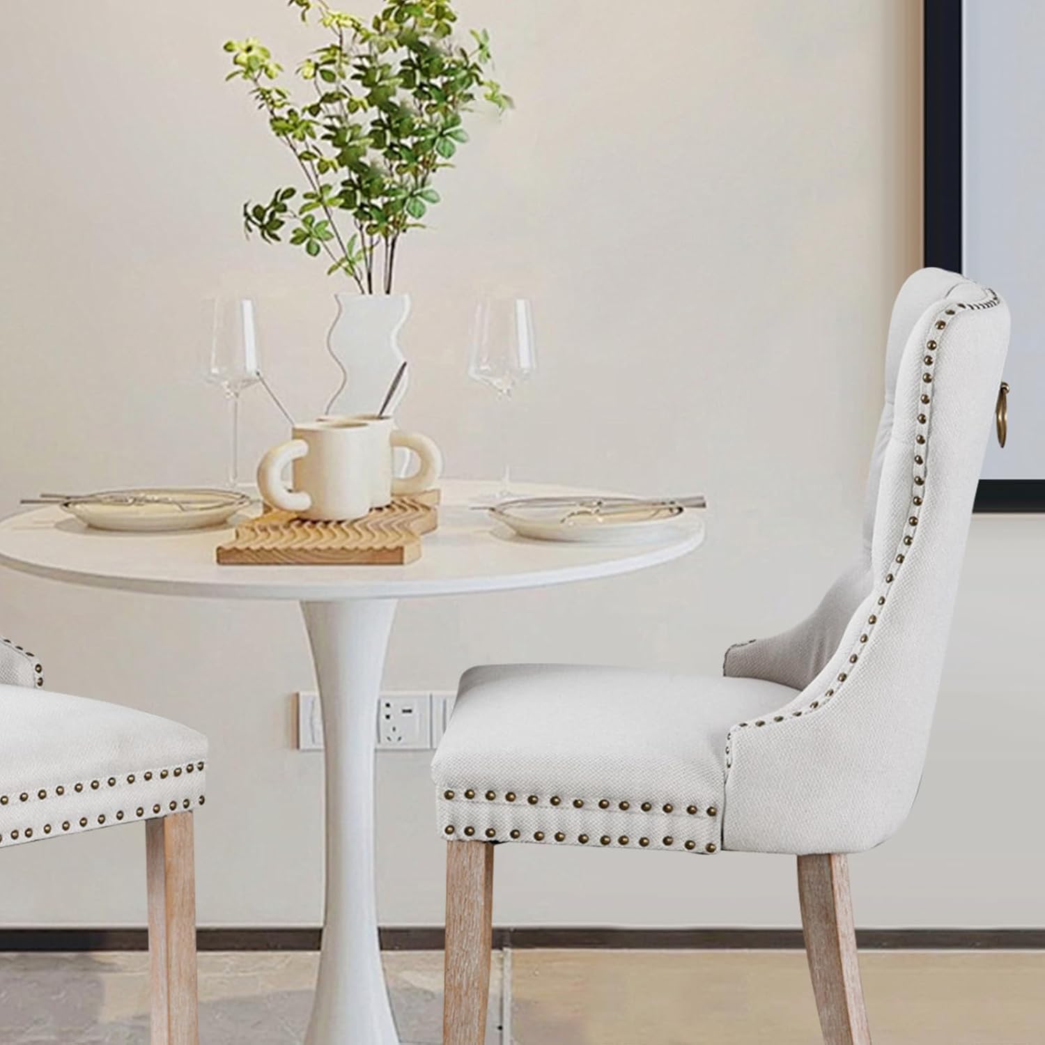 Juego de 6 sillas de comedor tapizadas de piel, estilo moderno, con ribete de cabeza de clavo y pata de madera, anillo de metal para comedor y sala de estar (blanco y negro, juego de 6)