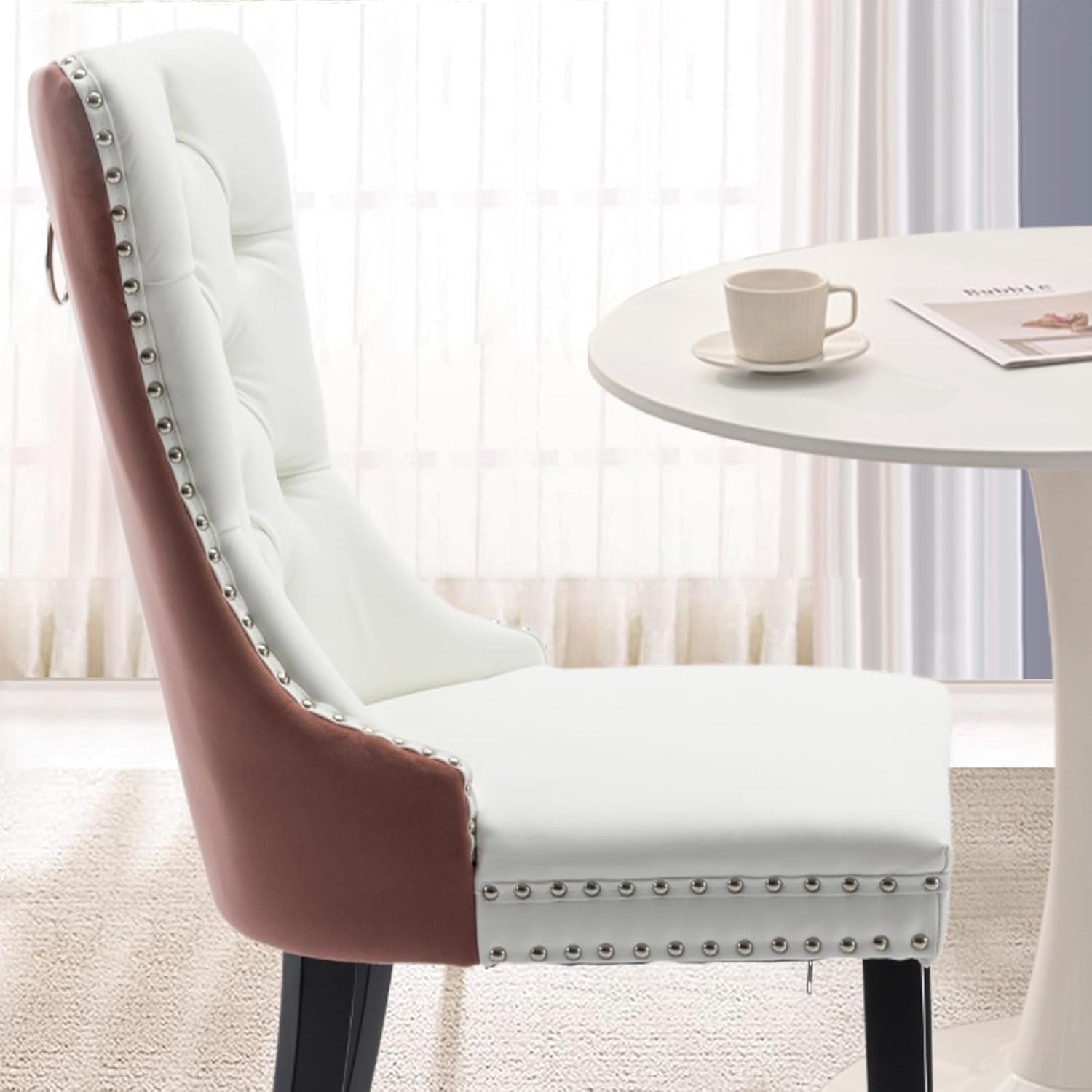 Juego de 6 sillas de comedor tapizadas de piel, estilo moderno, con ribete de cabeza de clavo y pata de madera, anillo de metal para comedor y sala de estar (blanco y negro, juego de 6)