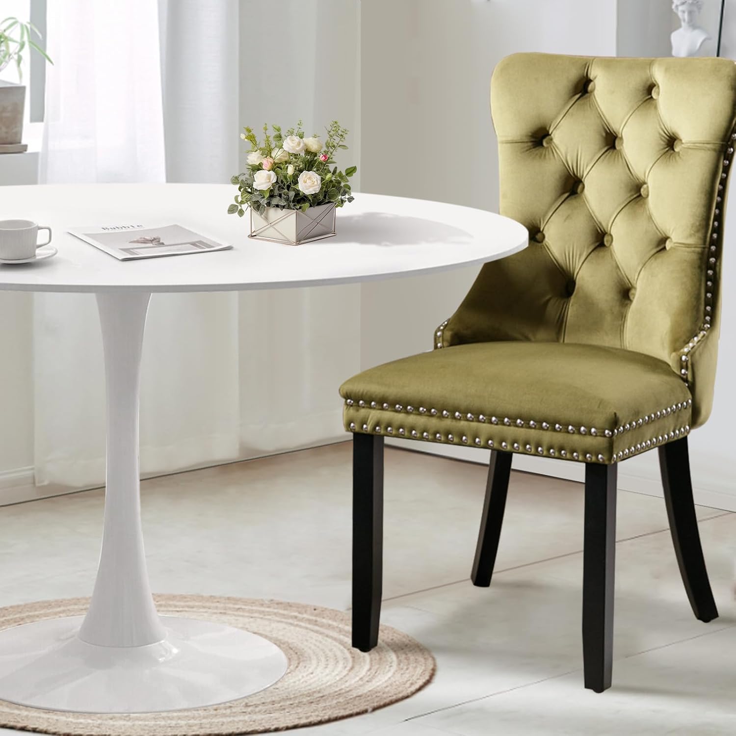Juego de 6 sillas de comedor tapizadas de piel, estilo moderno, con ribete de cabeza de clavo y pata de madera, anillo de metal para comedor y sala de estar (blanco y negro, juego de 6)