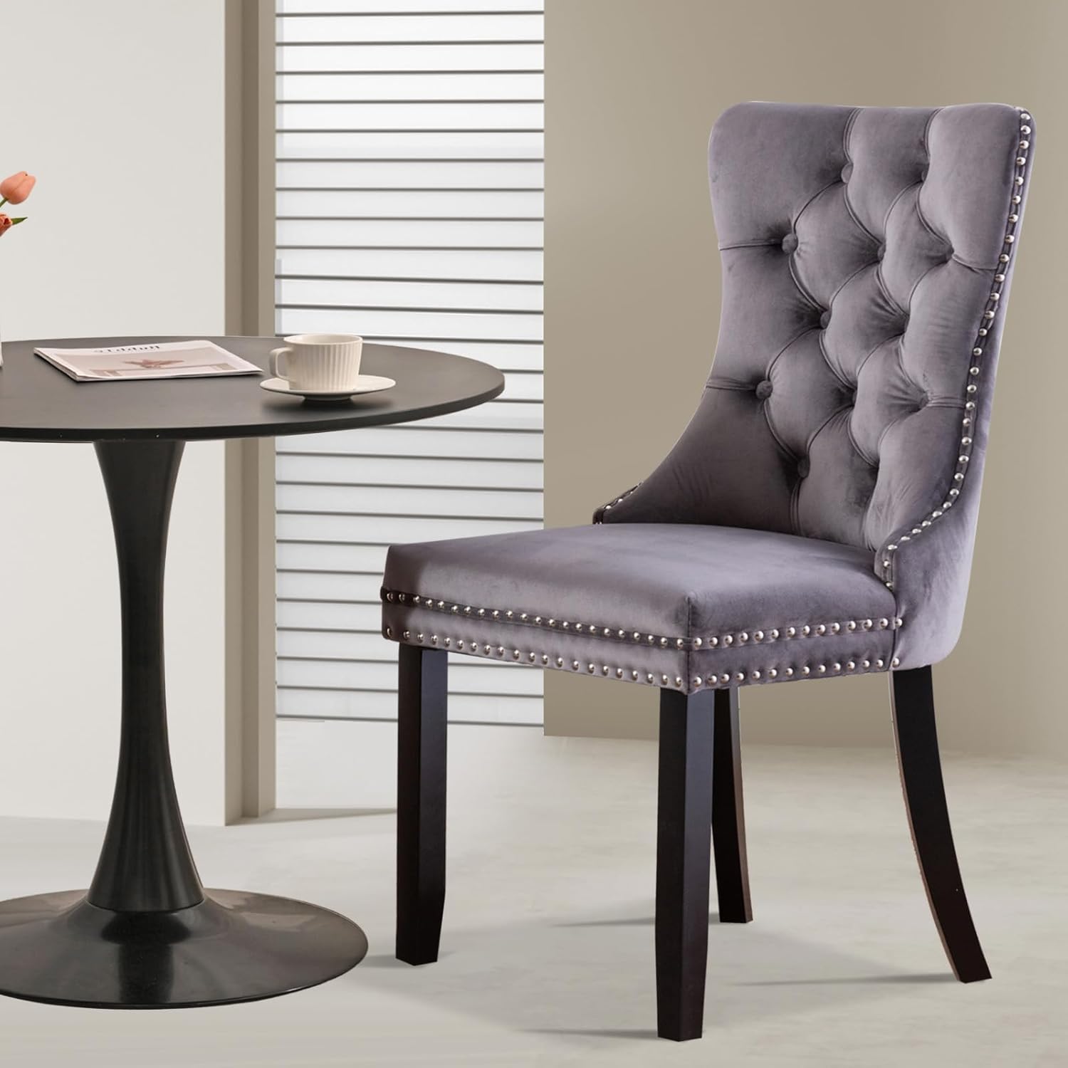 Juego de 6 sillas de comedor tapizadas de piel, estilo moderno, con ribete de cabeza de clavo y pata de madera, anillo de metal para comedor y sala de estar (blanco y negro, juego de 6)