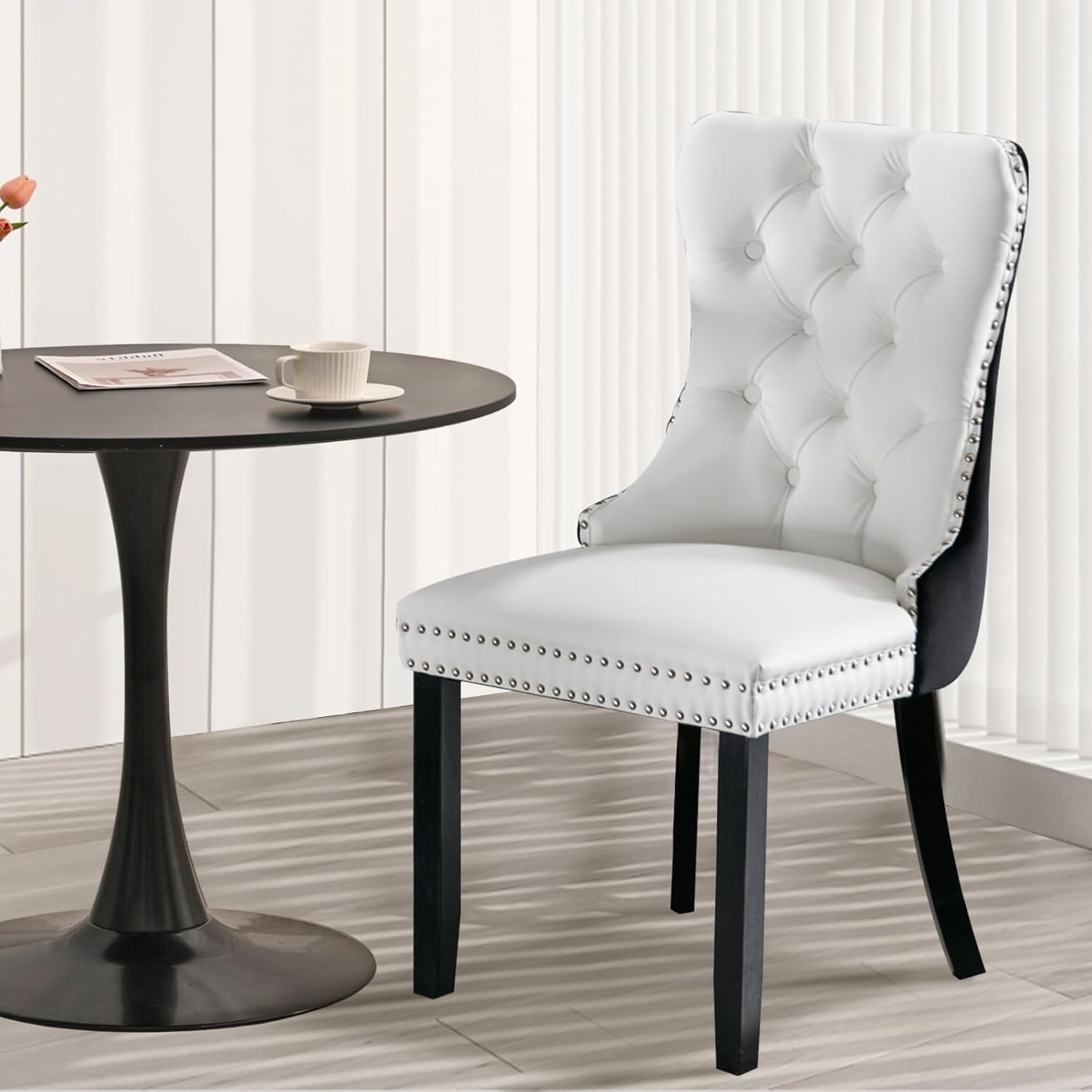 Juego de 6 sillas de comedor tapizadas de piel, estilo moderno, con ribete de cabeza de clavo y pata de madera, anillo de metal para comedor y sala de estar (blanco y negro, juego de 6)