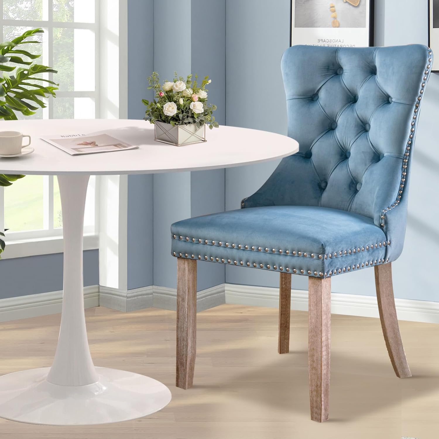 Juego de 6 sillas de comedor tapizadas de piel, estilo moderno, con ribete de cabeza de clavo y pata de madera, anillo de metal para comedor y sala de estar (blanco y negro, juego de 6)