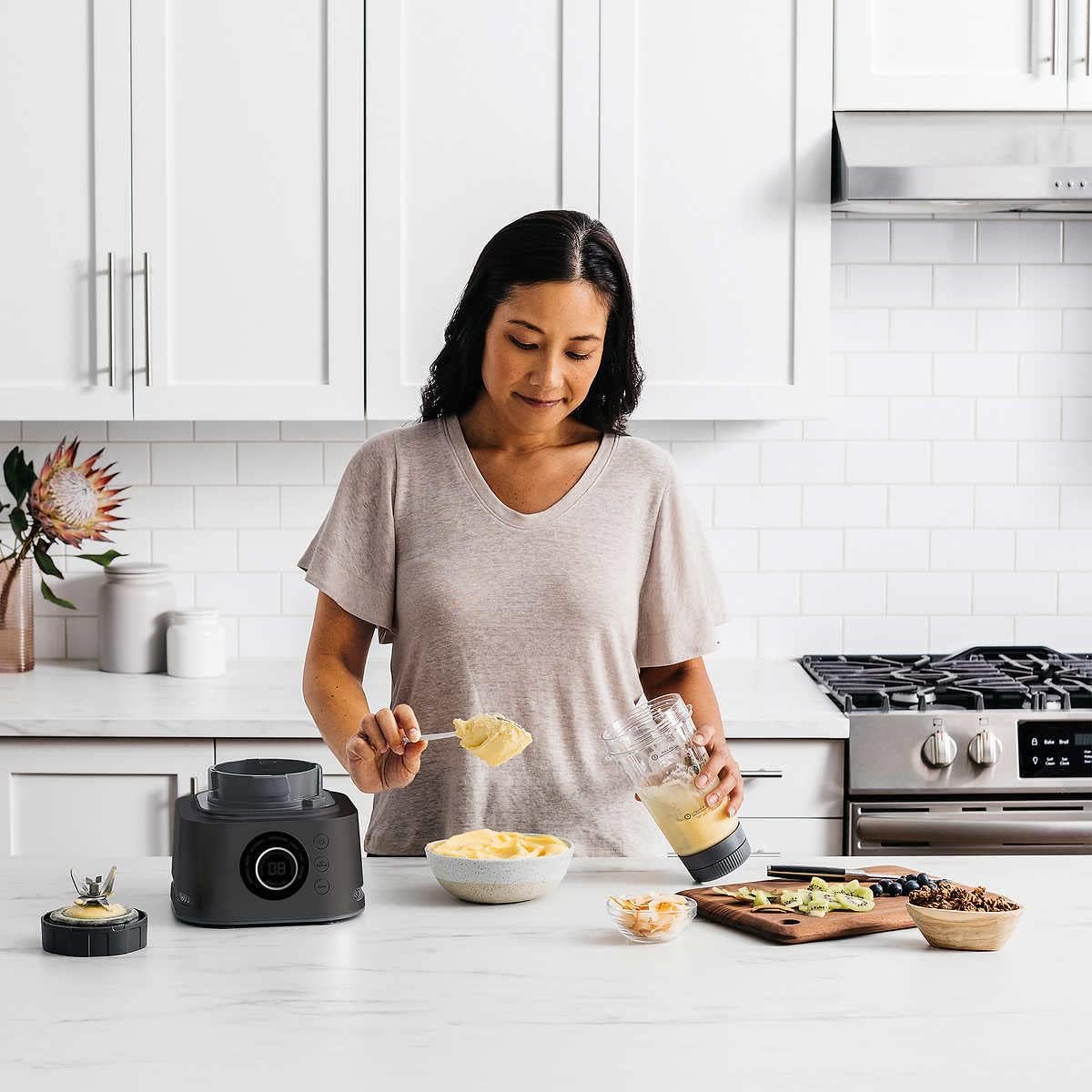 Licuadora de Uso Profesional, 7 Funciones en 1, Procesador de Alimentos y Extractor de Nutrientes, 3 Cuchillas, 2 Tapas, 2 Termos y 2 Extractores de Nutrientes (Reacondicionado)